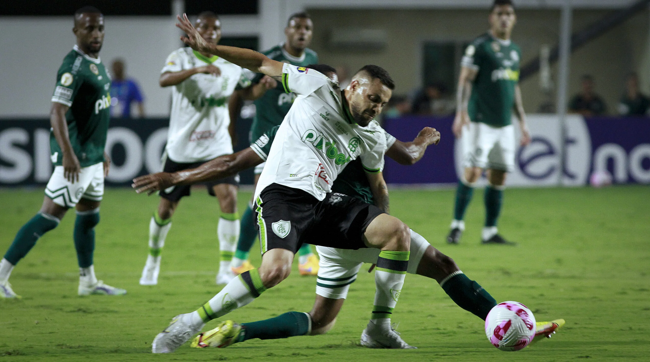 Goiás busca nos acréscimos o empate com América Mineiro pelo Brasileirão