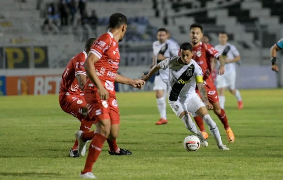 Com gol nos acréscimos, Vila Nova empata com a Ponte Preta e fica perto da permanência na Série B