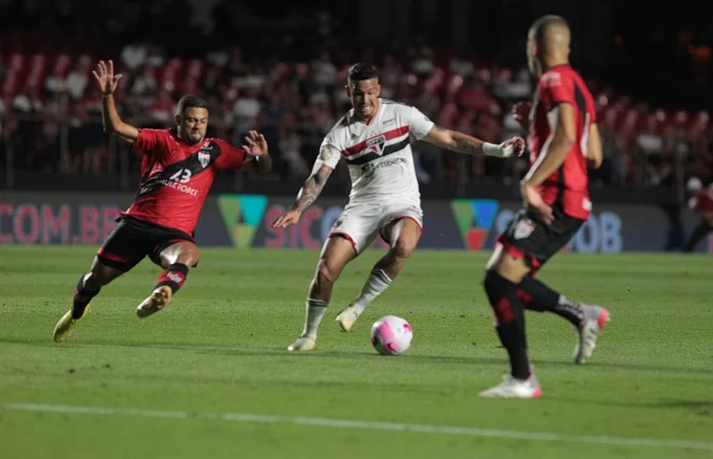 Atlético-GO sofre gol do São Paulo nos acréscimos e perde oportunidade de sair do Z-4