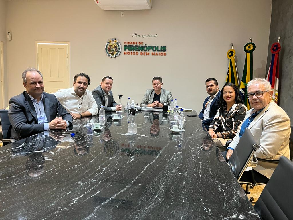 Reunião que firmou parceria para a realização dos cursos profissionalizantes em Pirenópolis (Foto divulgação).