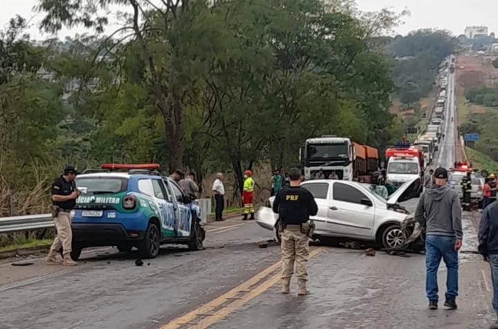 Acidente com dois carros e uma viatura da PM deixa um morto e três feridos, em Anápolis