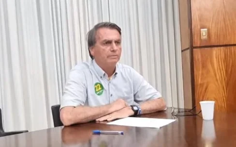 Acusado de pedofilia, Bolsonaro faz live de madrugada para justificar fala sobre meninas venezuelanas