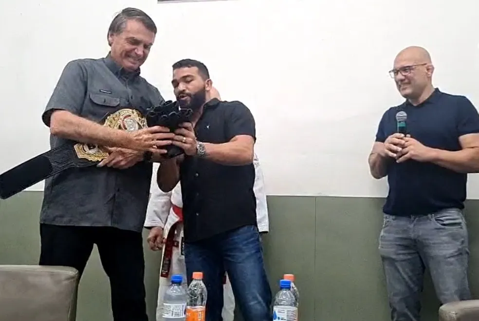 Bolsonaro participa de encontro com lutadores de artes marciais e recebe apoio, em SP