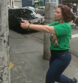 Carla Zambelli saca arma e aponta para pessoas em São Paulo; deputada alega agressão física