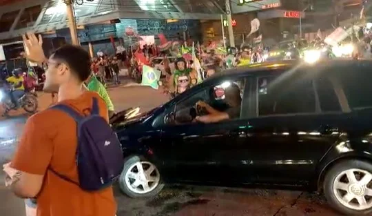 Carreata bolsonarista cruza com bandeiraço petista na Praça Tamandaré