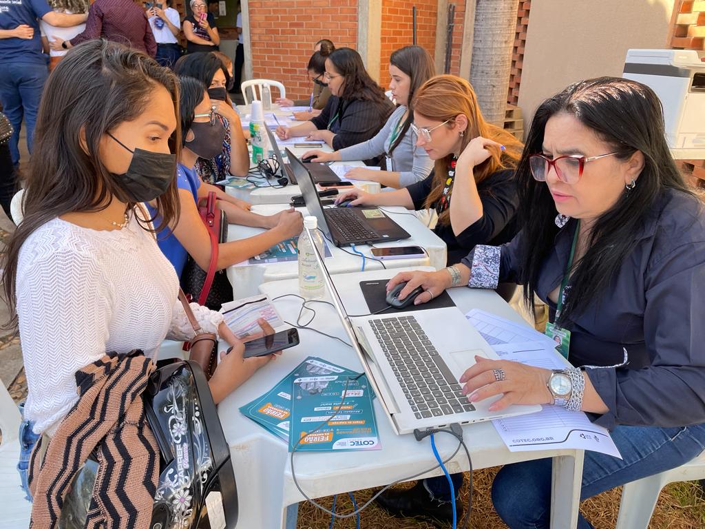 Feirão de Empregos é realizado durante toda a semana na Praça Cívica