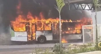 Ônibus pega fogo dentro do Terminal Padre Pelágio e tem perda total