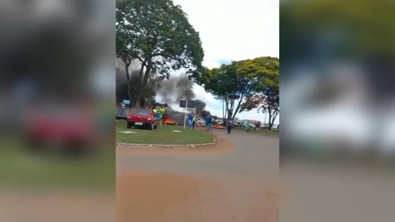 Bolsonaristas protestam em frente ao quartel do Exército, em Goiânia