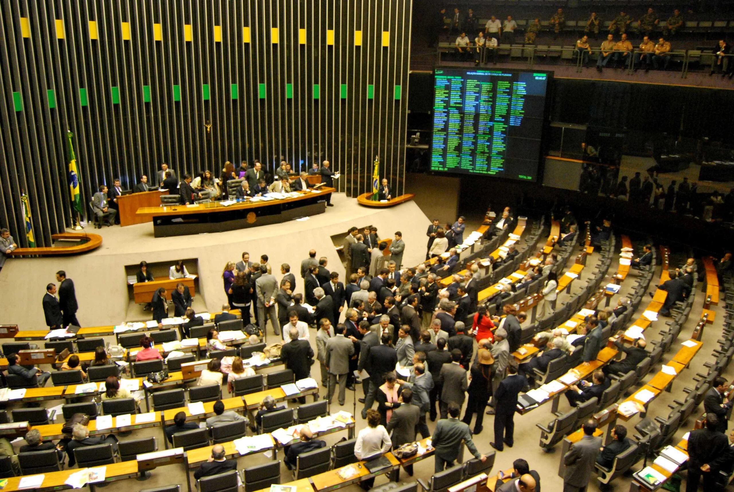 10 dos 17 deputados federais de Goiás votaram pelo aumento de salário de políticos