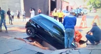 Carro cai em cratera na Avenida Independência, em Goiânia