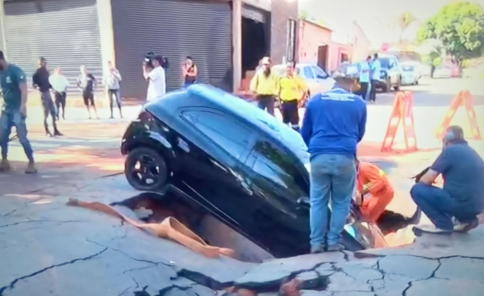 Carro cai em cratera na Avenida Independência, em Goiânia