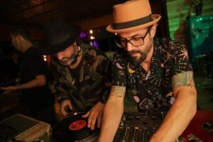 Lowbrow: DJs Thiago Jesus e Múcio Guimarães trazem noite latina a Goiânia (Foto divulgação).