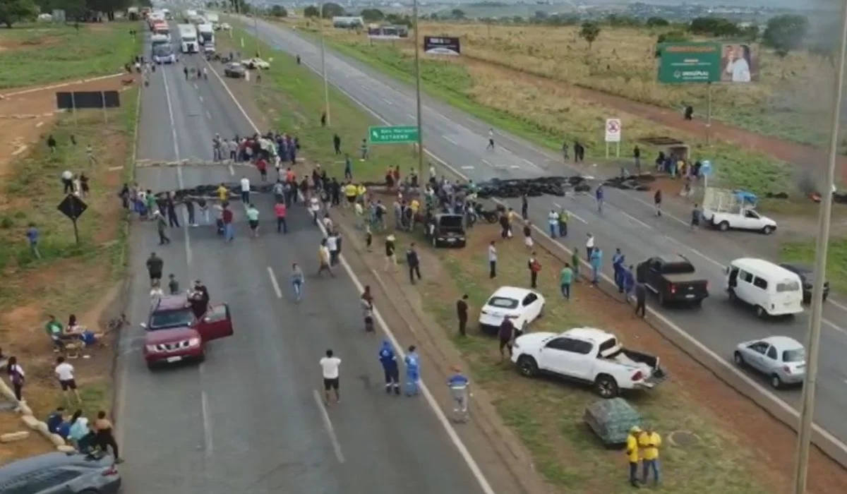 Manifestantes continuam bloqueando rodovias goianas mesmo após decisão judicial