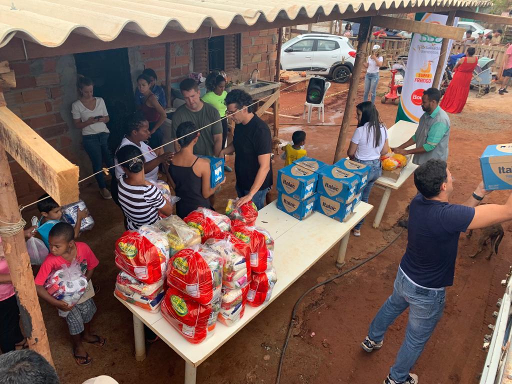 ‘Cartórios pelo bem social’ e ONG ‘De Mãos Dadas’ realizam doações de alimentos para famílias de Aparecida de Goiânia