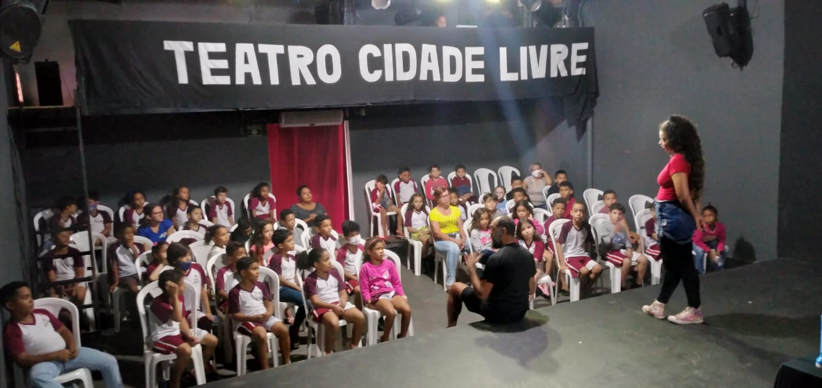 Teatro Cidade Livre exibe espetáculo “Entre Letras”