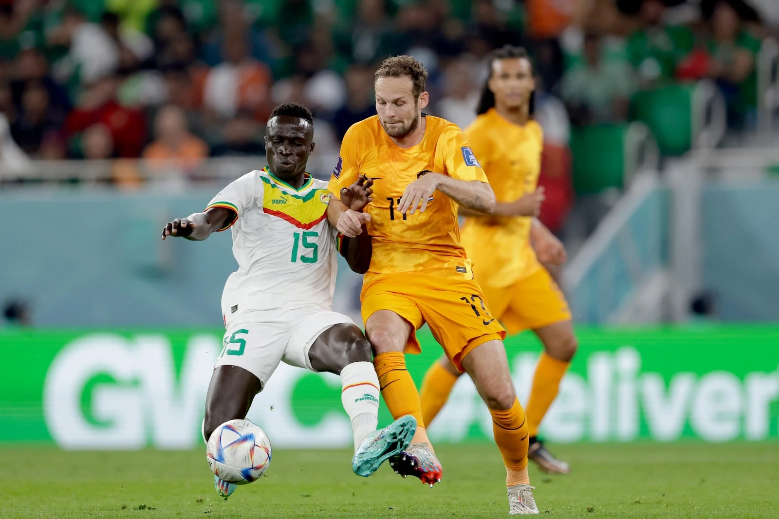 Holanda desencanta no fim e derrota o Senegal em estreia na Copa