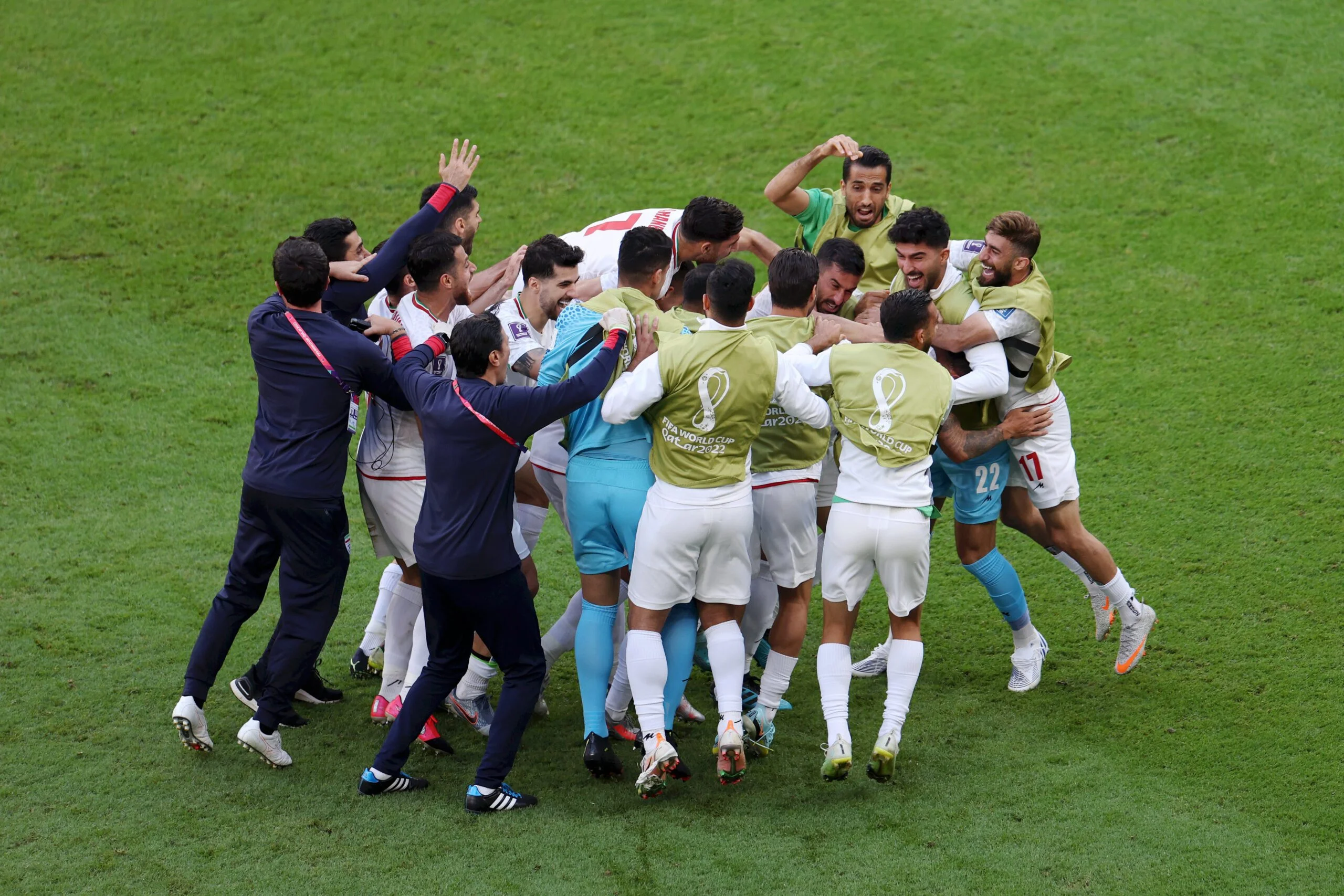 Irã marca duas vezes no fim, bate Gales e leva torcida à loucura