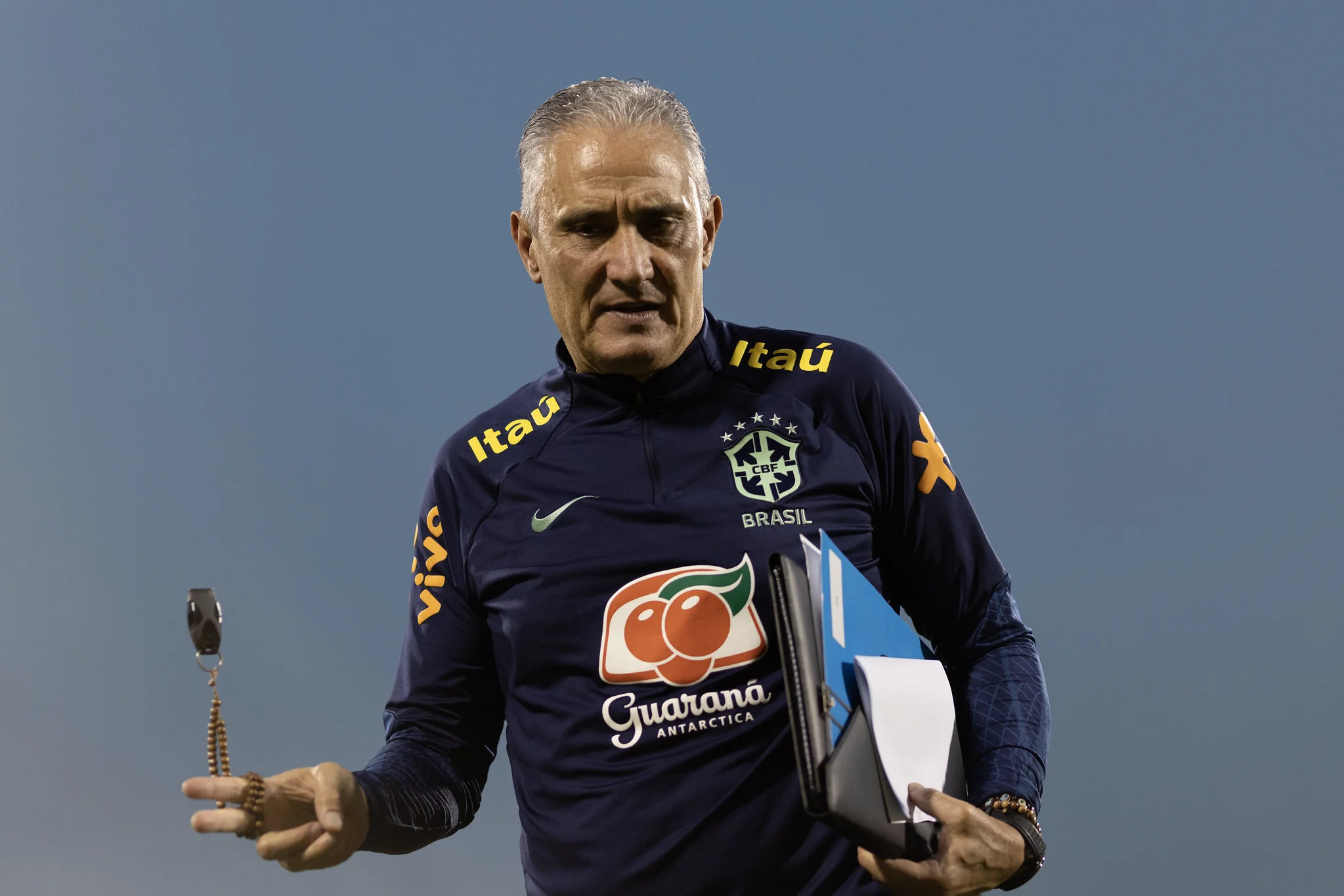 Tite afirma que Neymar e Danilo ficaram em campo lesionados: ‘Transcende o jogo’