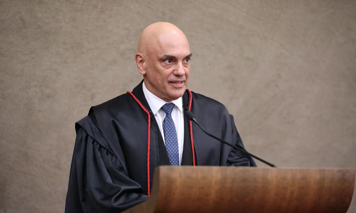 Alexandre de Moraes libera perfis de Major Vitor Hugo e Gustavo Gayer no Twitter