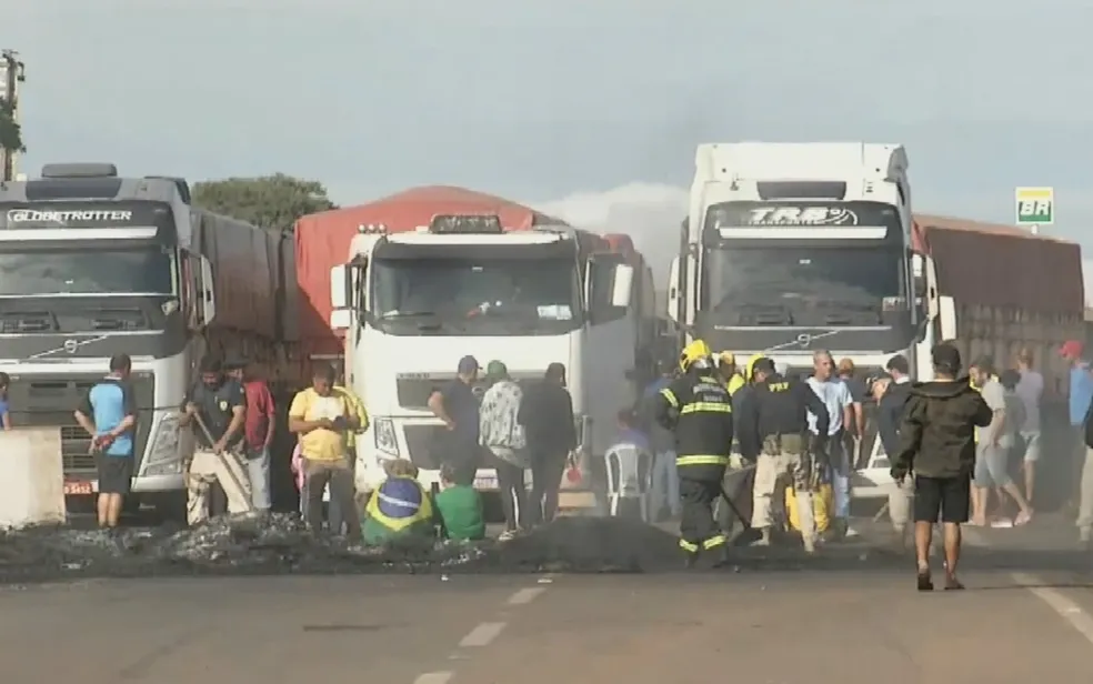 Após liberação de rodovias, bolsonaristas seguem interditando vias goianas