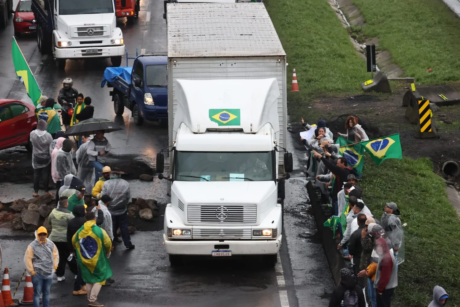 PRF afirma que rodovias do Brasil estão livres de bloqueios, mas em 24 há interdições parciais