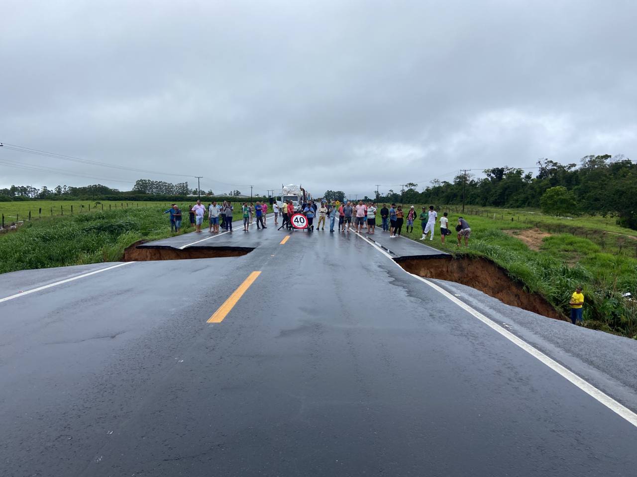 Fortes chuvas forçam interdição de BR 101 no Espírito Santo