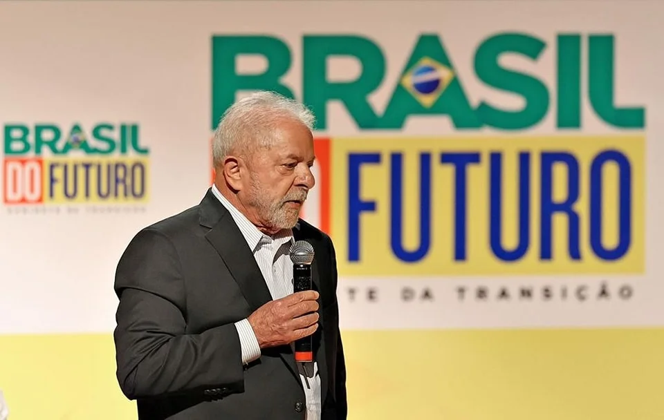 Lula fará exames na garganta neste domingo em São Paulo