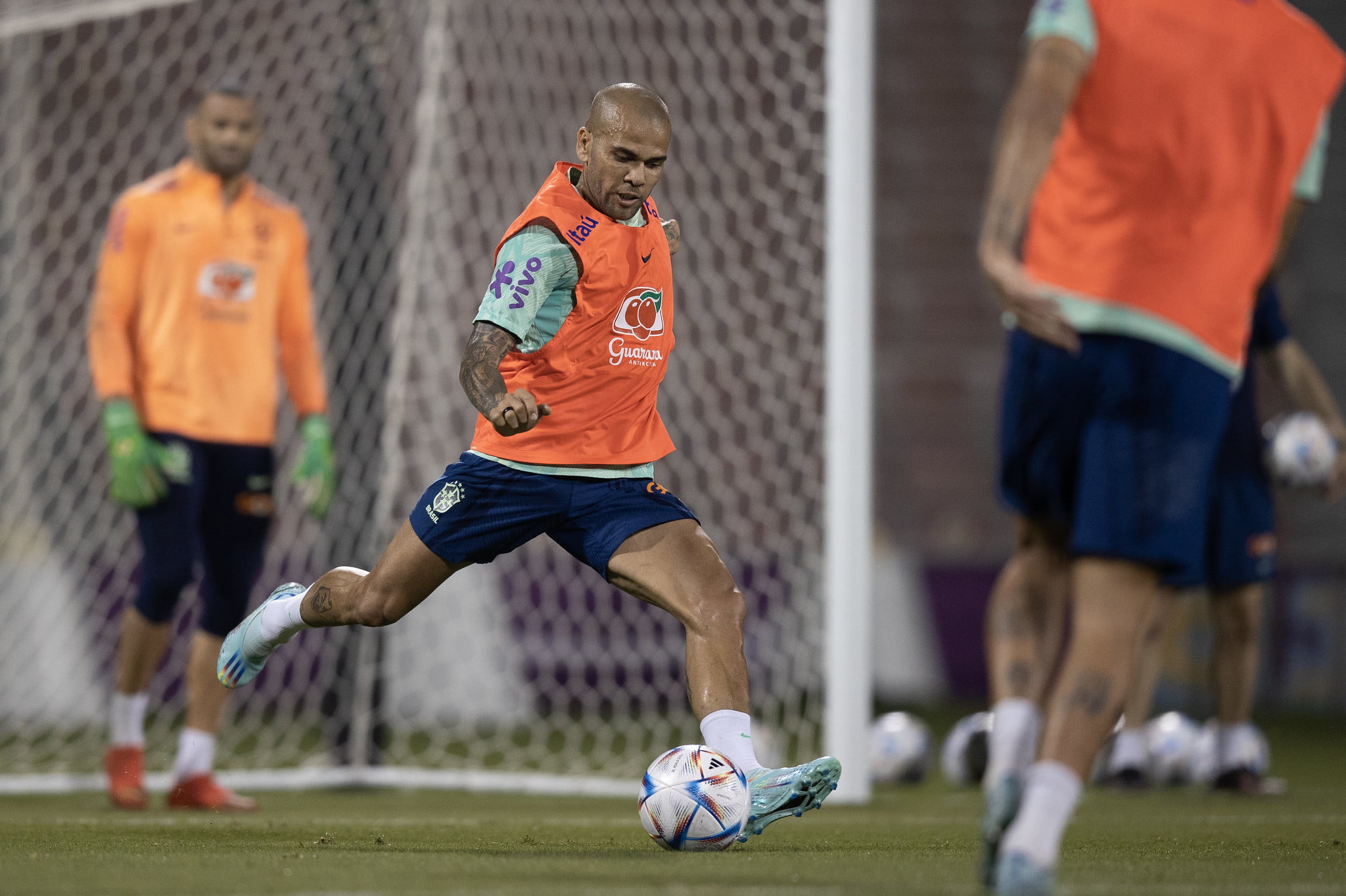 Dani Alves se prepara para novo recorde com a Seleção Brasileira