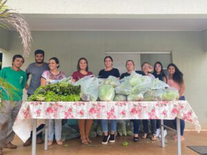 Alimentos orgânicos produzidos em agrofloresta são doados para famílias carentes (Foto divulgação).