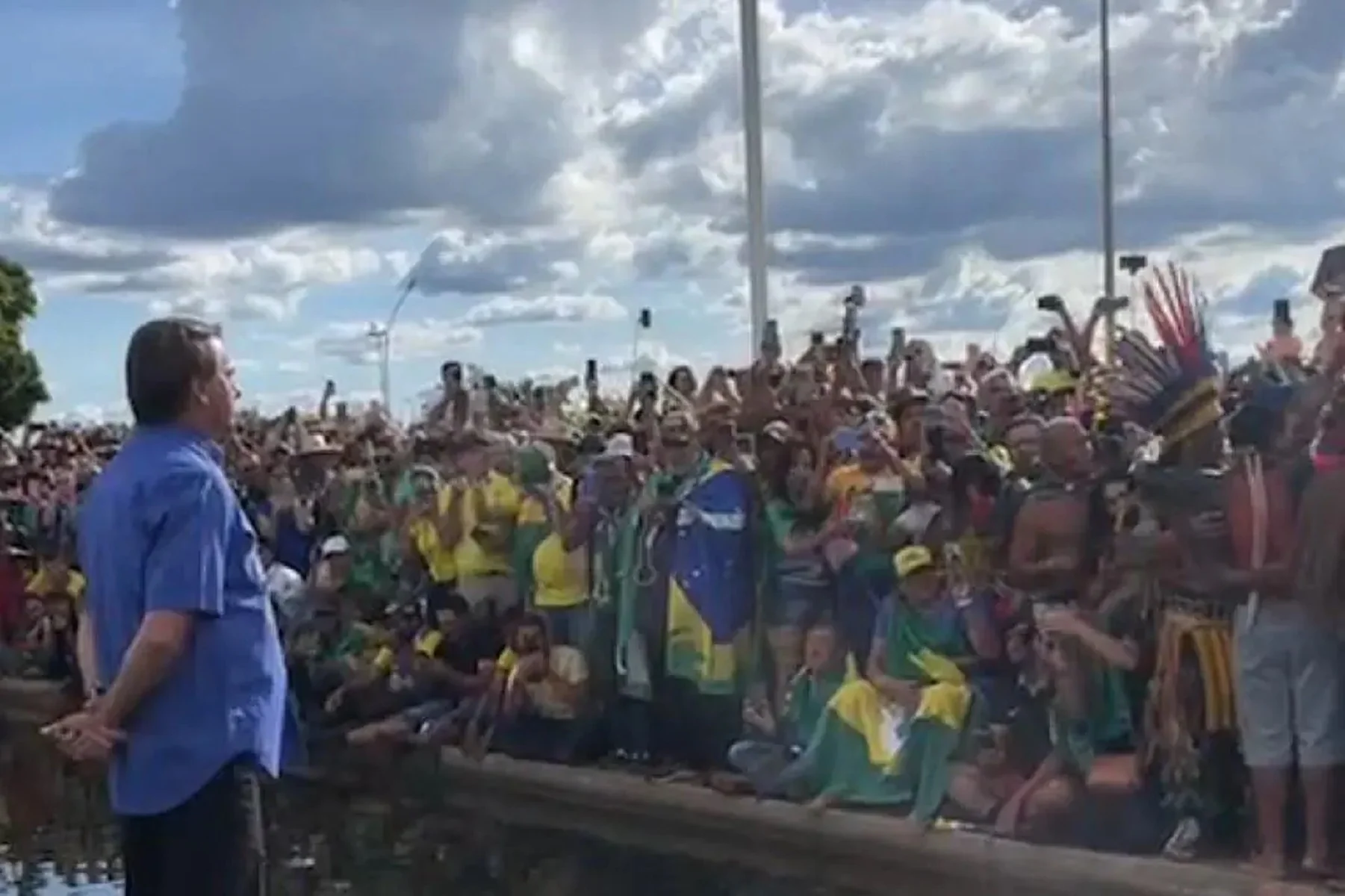 Bolsonaro aparece e faz discurso duvidoso a apoiadores: “Quem decide meu futuro são vocês”