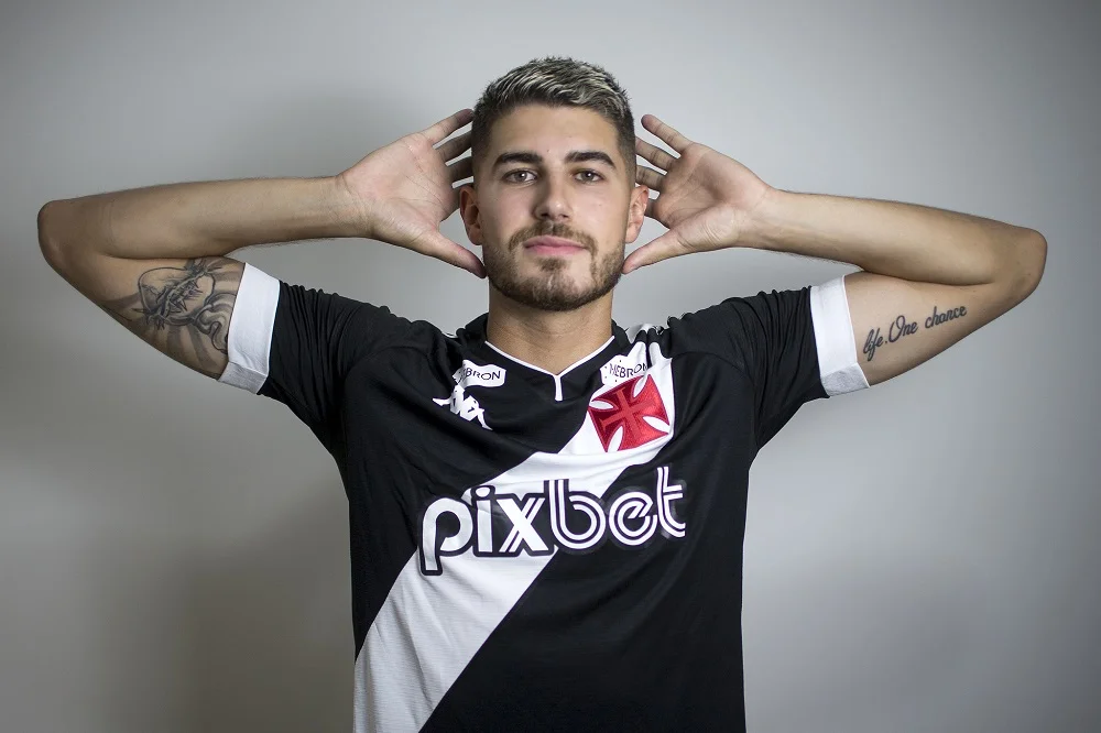 Vasco acerta pagamento único com clube japonês e anuncia o artilheiro Pedro Raul