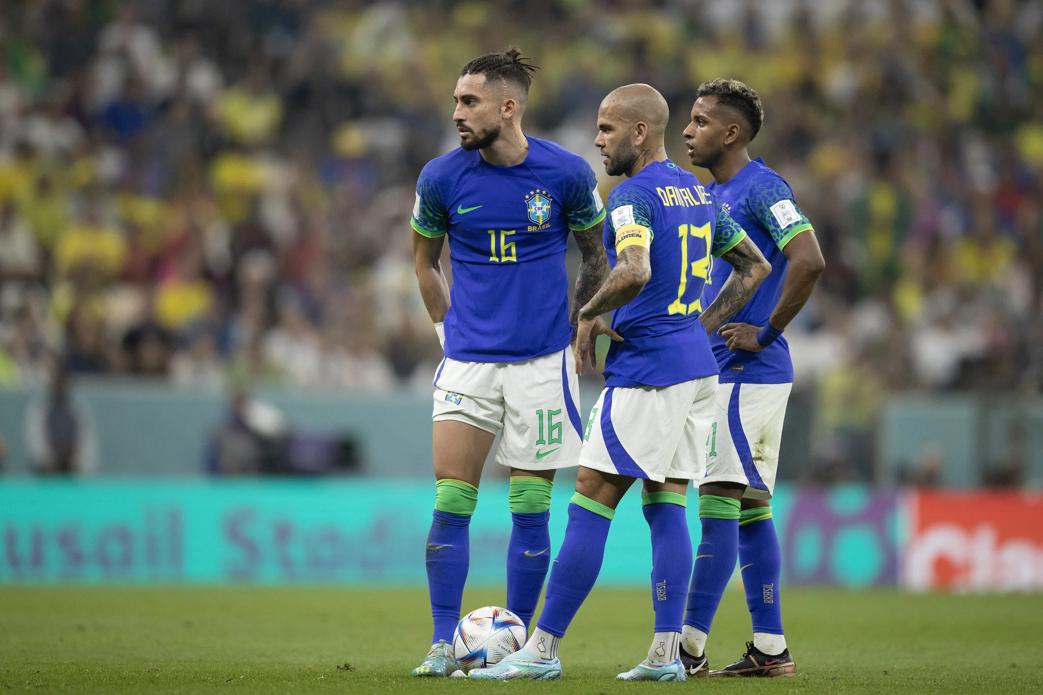 ‘No detalhe’, Dani Alves lamenta revés do Brasil para Camarões