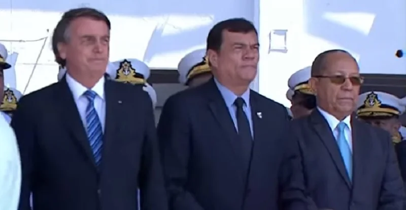 Em silêncio, Bolsonaro participa de formatura da Marinha