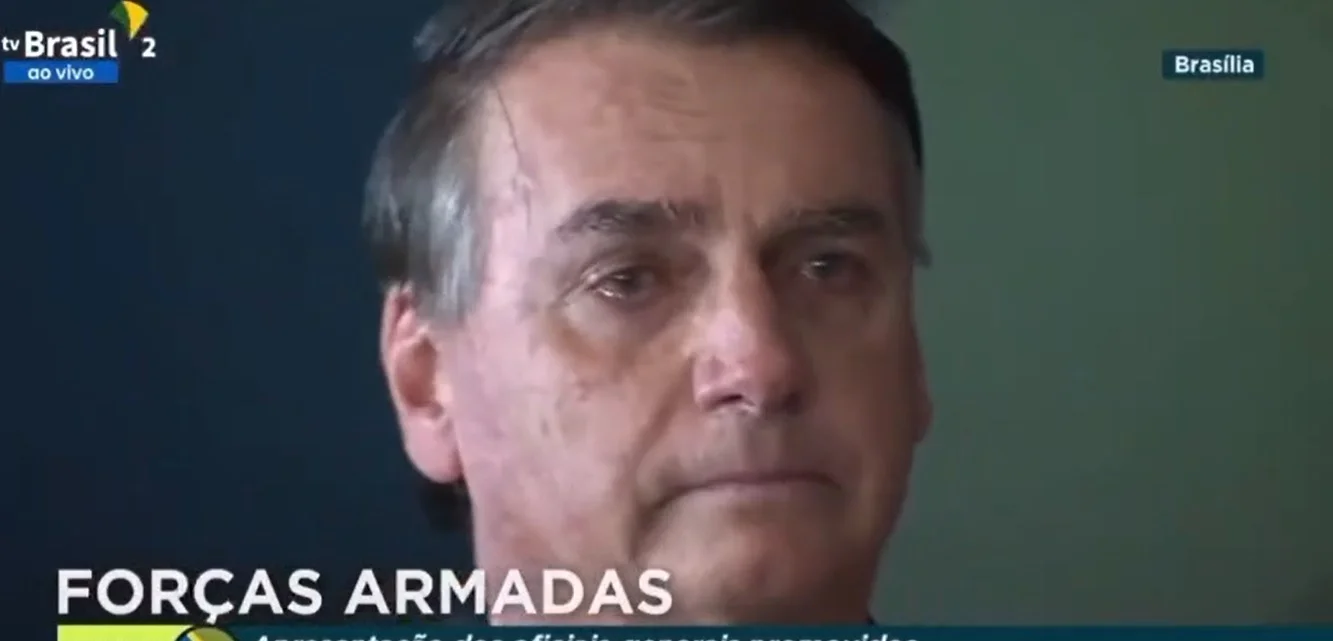 Bolsonaro é flagrado às lágrimas em apresentação de oficiais das Forças Armadas