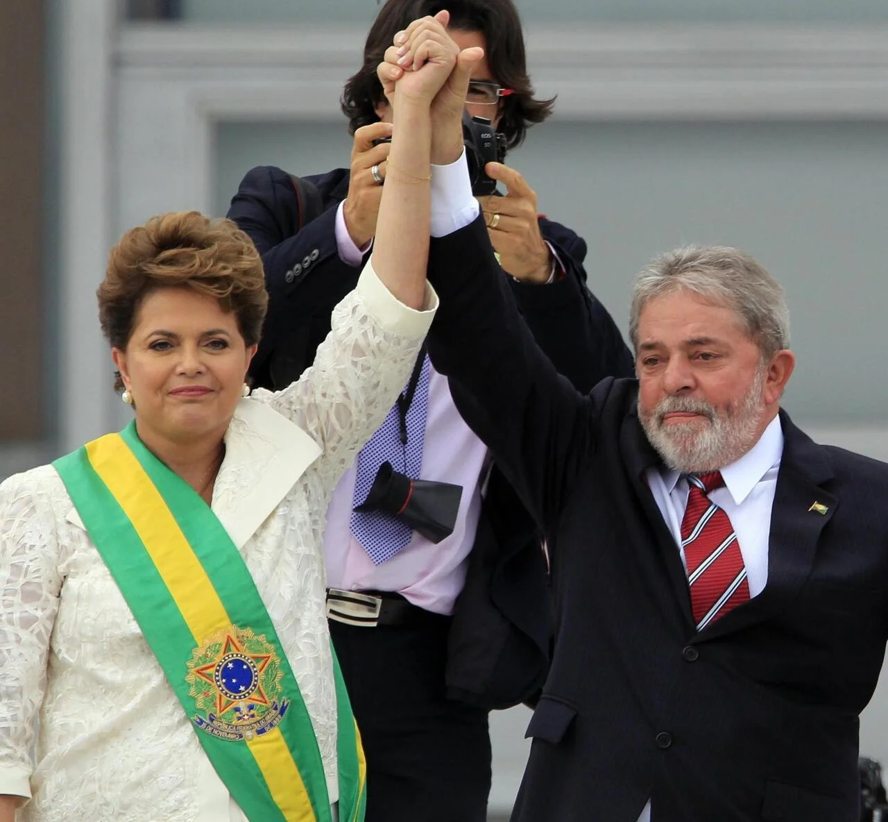 Com recusa de Bolsonaro, internautas sugerem que Dilma passe faixa presidencial para Lula