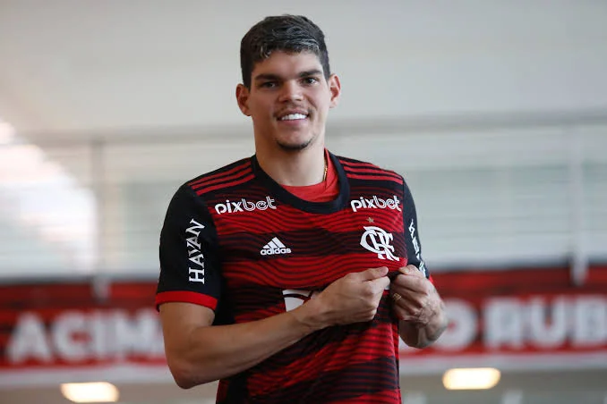 Flamengo paga R$ 39 milhões para contratação em definitivo de lateral