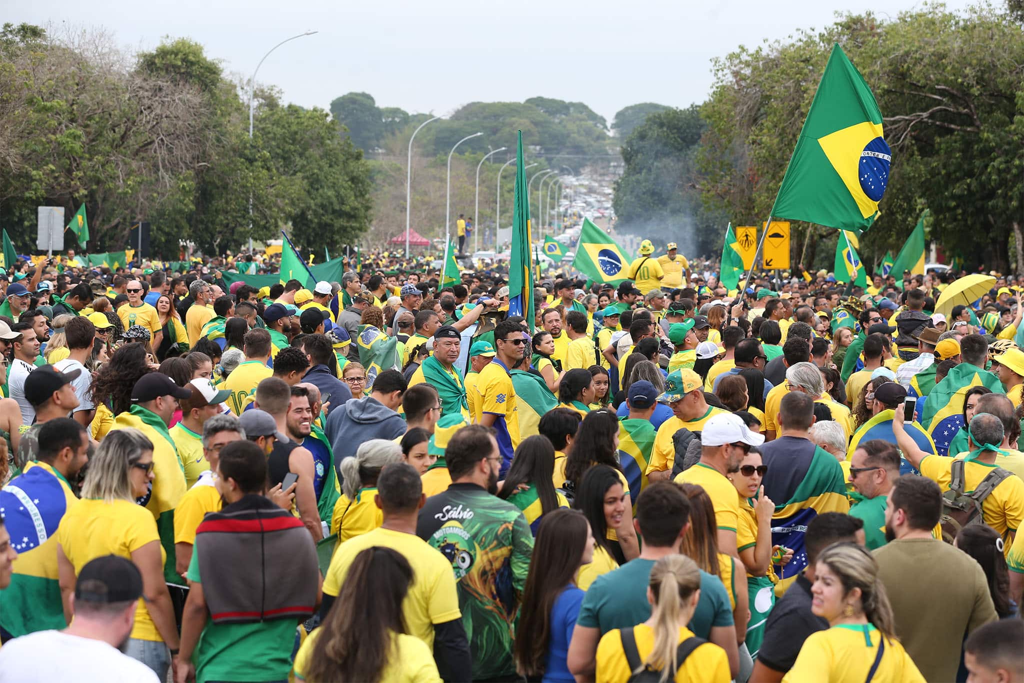 Incrédulos, bolsonaristas ainda tem “fé” que Bolsonaro planeja um golpe e são incentivados a permanecerem em quartéis