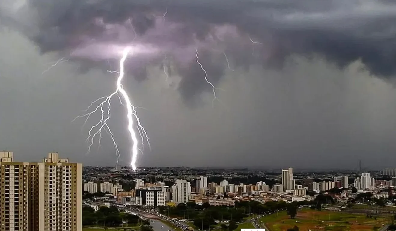 Manifestantes bolsonaristas são atingidos por raio durante tempestade em Brasília; 4 ficaram feridos