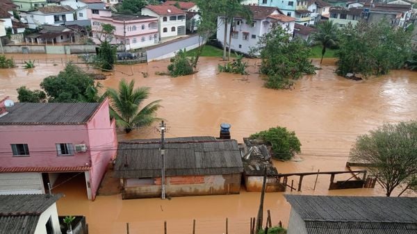 Chuva provoca estragos e deixa mais de 2 mil pessoas fora de casa e um morto, no ES