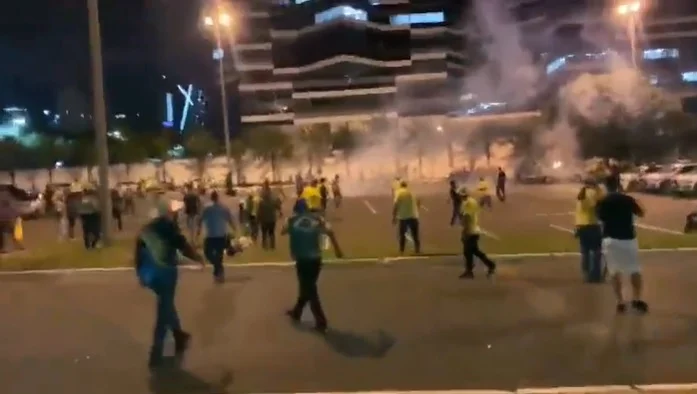 Extremistas, apoiadores de Bolsonaro tentam invadir sede da PF em Brasília