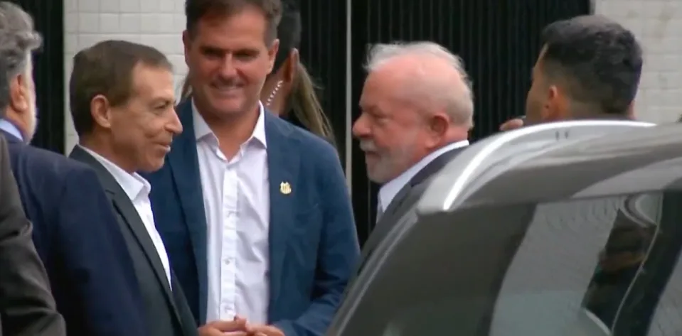 Lula faz sua primeira viagem como presidente em visita ao velório de Pelé