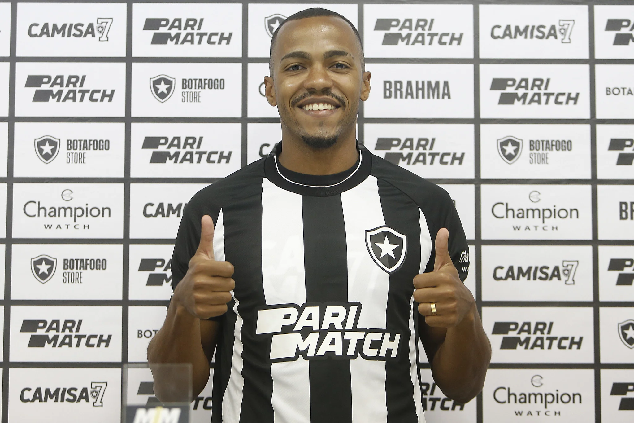 Marlon Freitas é apresentado no Botafogo e diz que manteve o profissionalismo no Atlético-GO