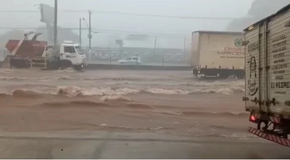 Prefeitura de Goiânia recomenda que motociclistas e pedestres evitem transitar durante chuva