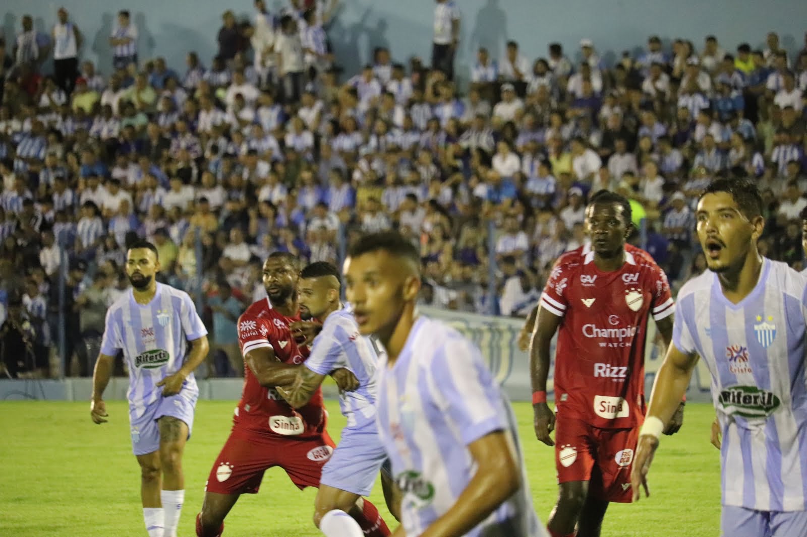 Vila Nova jogando contra o Crac em Catalão, volta a tropeçar no Campeonato Goiano