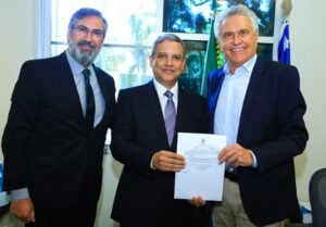 Governador Ronaldo Caiado e o novo desembargador do TJ-GO Jose Taveira. foto: Secom