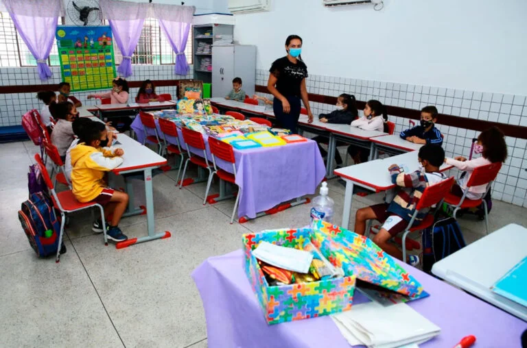 Aparecida de Goiânia abre processo seletivo para a educação com salário de até R$ 3,3 mil