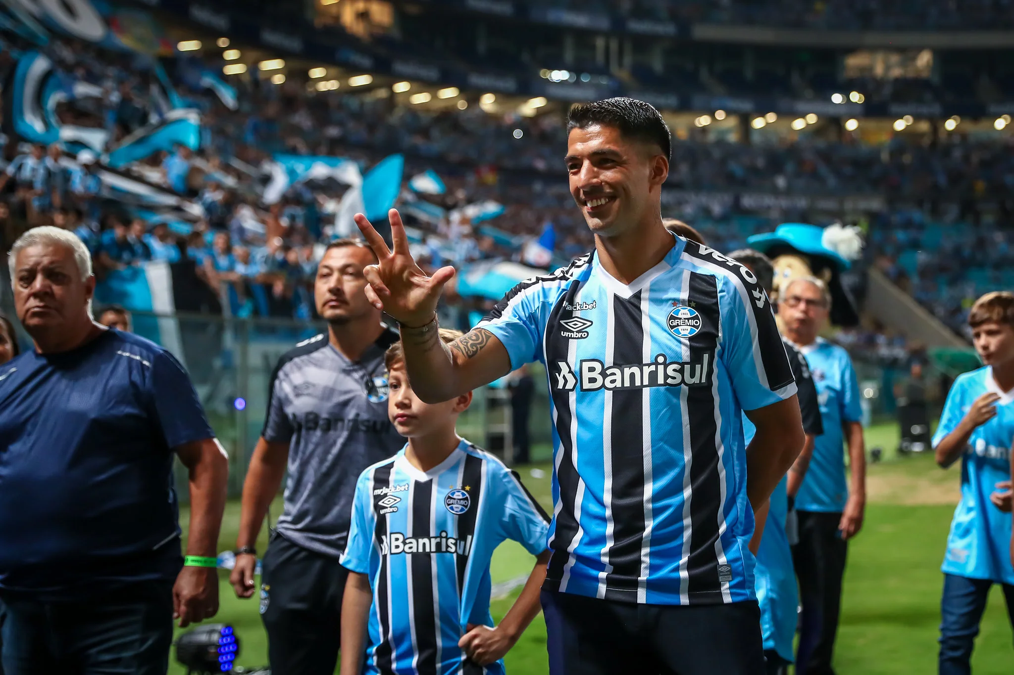 Vídeo | 30 mil torcedores na apresentação de Suárez no Grêmio