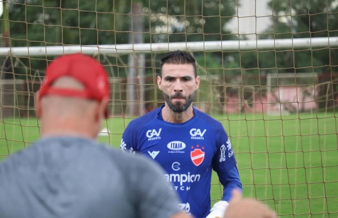 Goleiro Vanderlei diz que precisa justificar em campo o peso de maior reforço do Vila Nova