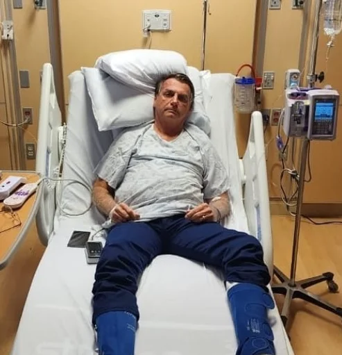 Sem dar detalhes, Bolsonaro publica foto em cama de hospital e diz que passou por ‘nova aderência hospitalar’