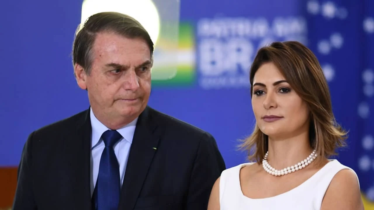 Michelle se torna alvo da suspeita de caixa dois de Bolsonaro